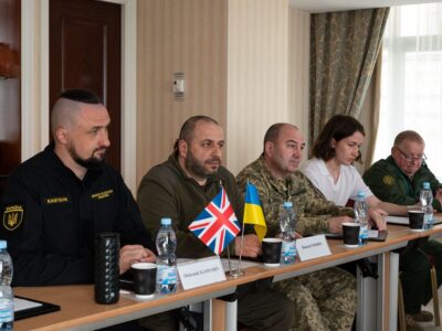 Рустем Умєров підписав українсько-британську домовленість у сфері оборонних матеріалів  