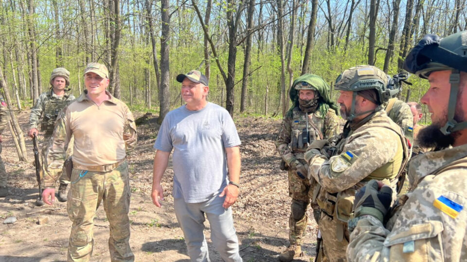 Ветерани-спецпризначенці зі США навчають українських тероборонців усьому, що необхідно на війні  