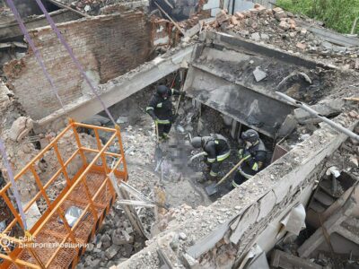 Кількість жертв російського ракетного удару в Дніпрі зросла: з-під завалів дістали тіло жінки  