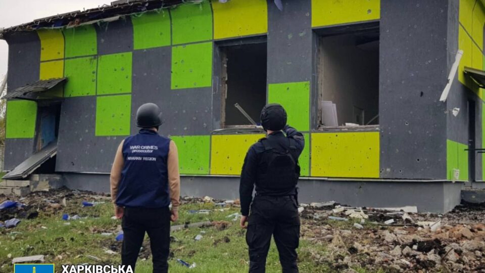 Армія рф завдала ракетного удару по селу на Харківщині: є постраждалий  