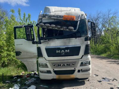 Поблизу Вовчанська ударний дрон окупантів атакував вантажівку: водій у важкому стані