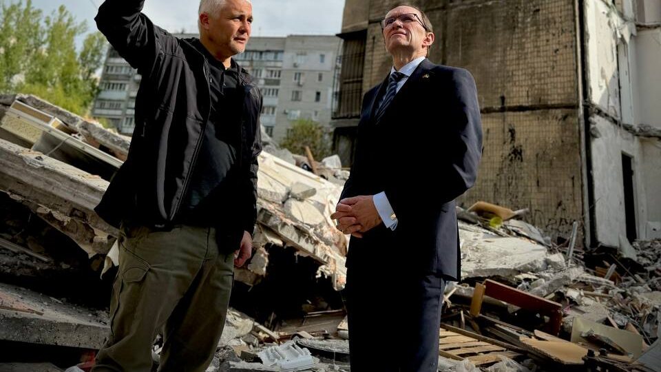 Глава МЗС Норвегії у Одесі побачив зруйнований російським дроном будинок, де загинуло 12 цивільних  