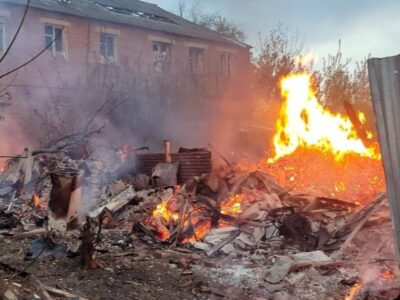 Війська рф обстріляли Вовчанськ: поранений чоловік, пошкоджені будинки