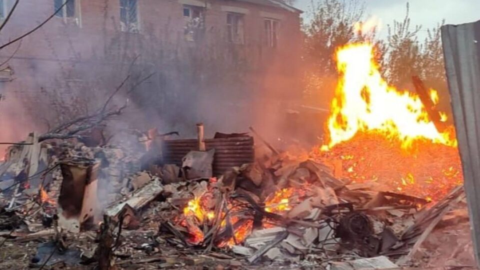 Війська рф обстріляли Вовчанськ: поранений чоловік, пошкоджені будинки  