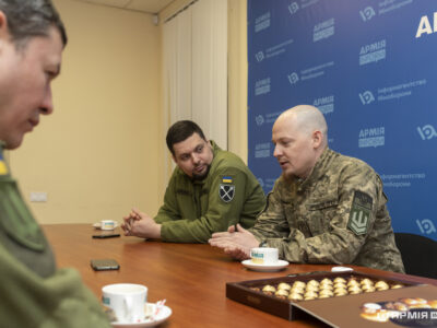 Обіцянка батька трьох дітей в обмін на призов, підсліпуватий дідусь — кулеметник та син, який маму «мобілізував»: історії сили духу  