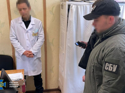 На Рівненщині лікар піде під суд за те, що «малював» ухилянтам інвалідність  