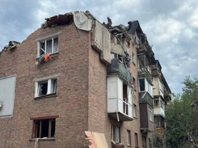 Окупанти вночі атакували Харків ракетами С-300 та С-400: влучили у п’ятиповерхівку, є загиблі  