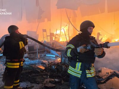 Перші кадри з моменту удару КАБами по «Епіцентру» у Харкові  