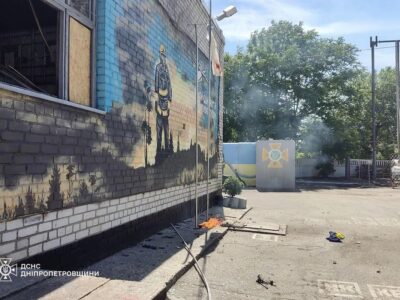 На Нікопольщині ворог вдарив дроном по флагштоку з прапором України на території підрозділу ДСНС  