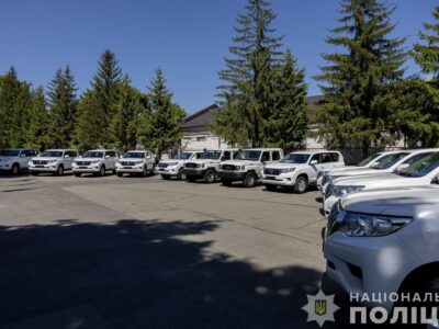 Українські вибухотехніки отримали 20 позашляховиків від німецького уряду  