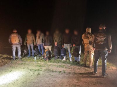 На кордоні правоохоронці затримали дві групи «любителів незаконних подорожей»