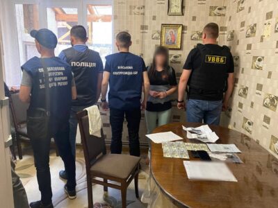 На Закарпатті затримали медпрацівників, які «малювали» довідки для незаконного виїзду за кордон  
