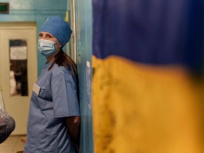 Цілодобово, під обстрілами, сигналами тривоги вони рятують життя — Президент про медпрацівників  