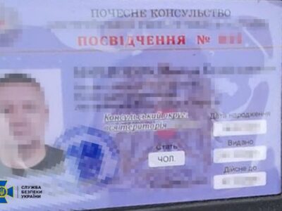 На Київщині затримали ділків, які продавали ухилянтам «консульські» посвідчення