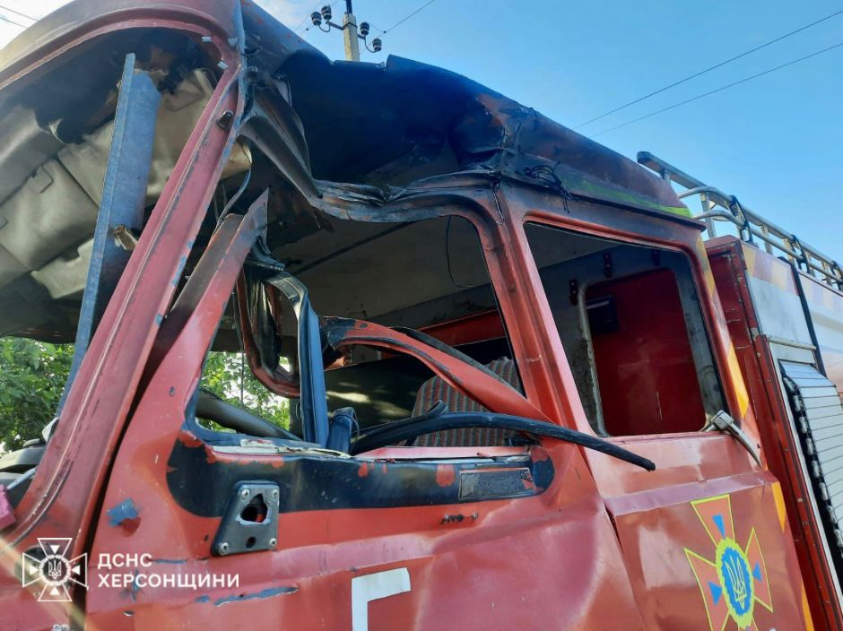 На Херсонщині росіяни скинули з дрону вибухівку на пожежний автомобіль