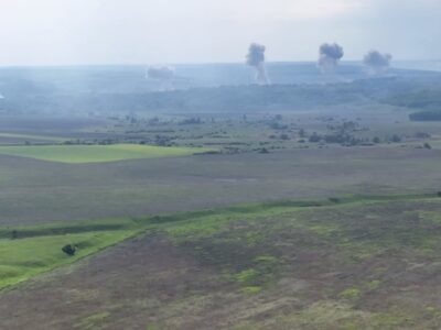 Українські бійці показали, як росіяни закидають КАБами позиції на Харківщині  