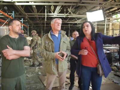 Володимир Зеленський побував на розбитій ворожими ракетами друкарні в Харкові  