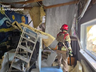 З’явились фото наслідків обстрілу школи та будинків після авіаудару росії по Харкову  