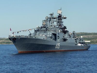 «Екіпажу кілька сотень»: на росії загорівся великий протичовновий корабель «Адмірал Левченко»  