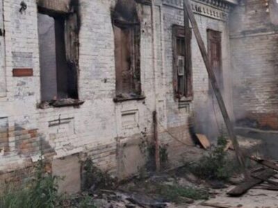 Ворожі війська обстріляли житлові квартали та газопровід у Херсонській області