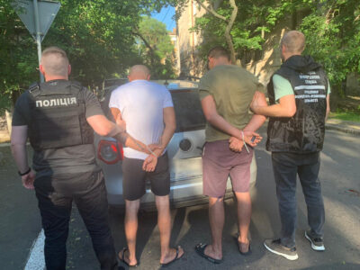 В Одесі затримали з невідомим порошком двох перевізників «ухилянтів»  