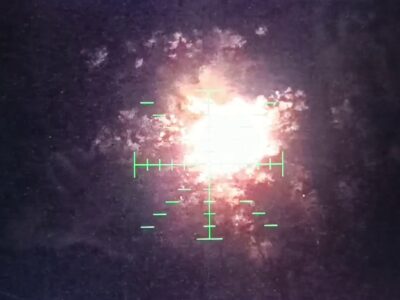 На Бахмутському напрямку наші воїни показали, як окупанти «розлітаються» від дронів-бомберів  