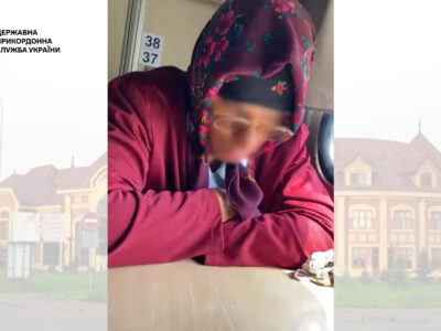 У хустці та з картатою сумкою: одесит намагався перетнути кордон, прикидаючись бабусею  