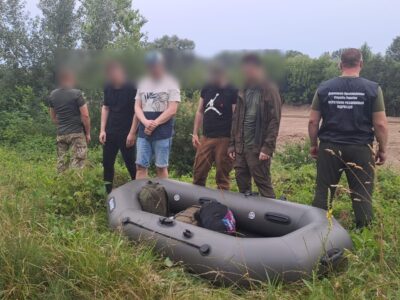 14-річні підлітки допомагали ухилянтам переплисти Тису  