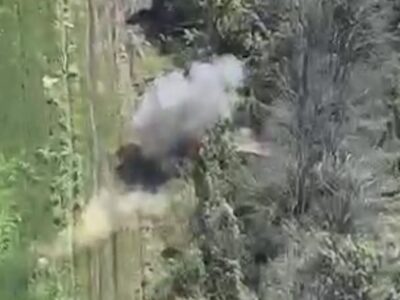 Відновленню не підлягає: біля Вовчанська наші воїни спалили бронетранспортер росіян