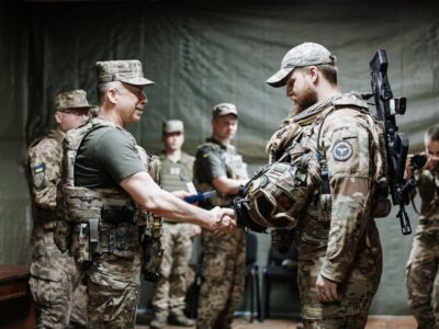 Головнокомандувач ЗСУ нагородив бійців на передовій  