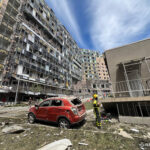 Руїни, поранені, хворі діти на вулиці: репортаж АрміяInform з місця російського удару по дитячій лікарні