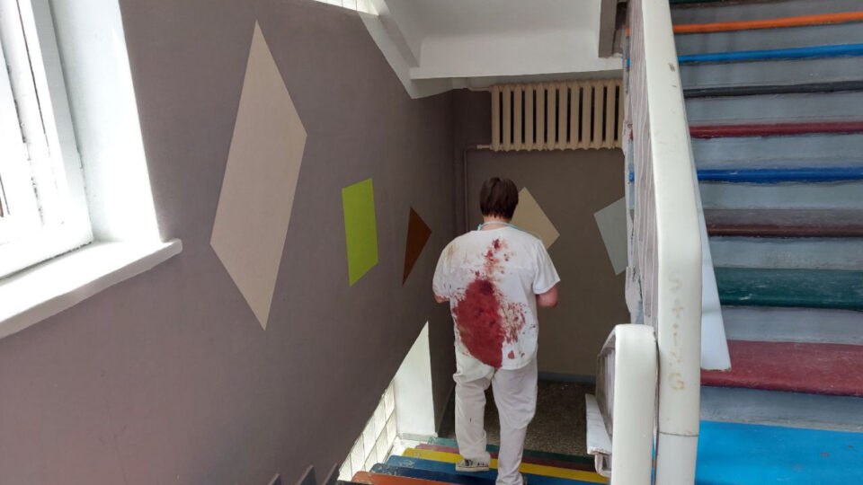 «Я була із хворою дитиною на УЗД-обстеженні. Спочатку впали ми, потім — стеля на нас»: що розповіли свідки подій в Охматдиті