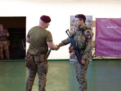 Командувач ДШВ ЗСУ нагородив Таврійських десантників