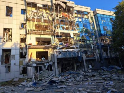 Масований удар росії по Харкову: розтрощені будівлі та екопарк у вогні  