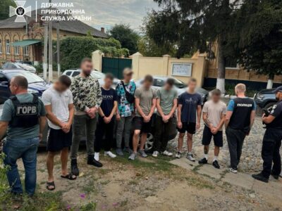 Вісьмох «туристів» затримали за декілька кілометрів від кордону з Молдовою  