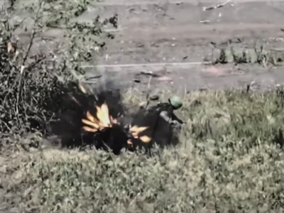 Наші дронарі примусили окупанта повернути вкрадені берці. З ногою  