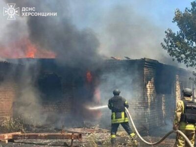 На Херсонщині окупанти обстріляли рятувальників під час гасіння пожежі  
