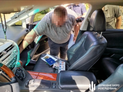 Склав лист-бажання на гроші ухилянтів: ДБР затримало посадовця міграційної служби  