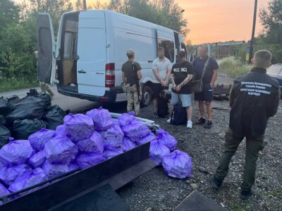 Двох ухилянтів «зашили» в мікроавтобус, щоб перетнути кордон  