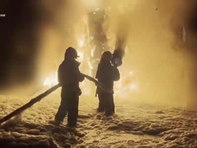 Рятувальники погасили велику пожежу після російського удару по Шостці  