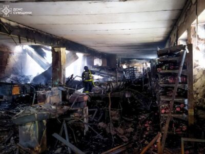 На Сумщині погасили пожежу, яку спричинив російський авіаудар  