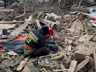 На Харківщині рятувальник на руїнах власного будинку прощався з дружиною, яку вбили росіяни  