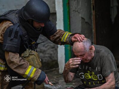 Унаслідок ворожого удару по багатоповерхівці в Херсоні декілька людей опинилися в пастці  