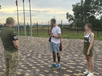 Він хотів за кордон, а вона — його гроші: на пункті пропуску викрили «молодят»  