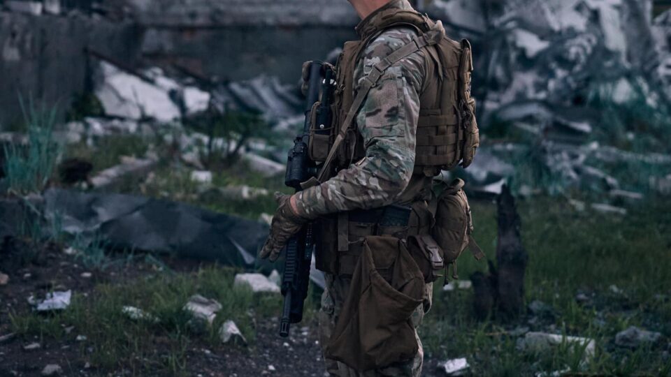 «Зачистка триватиме довго, адже життя важливіше» — у Куп’янську росіяни шукають їжу по підвалах і квартирах  