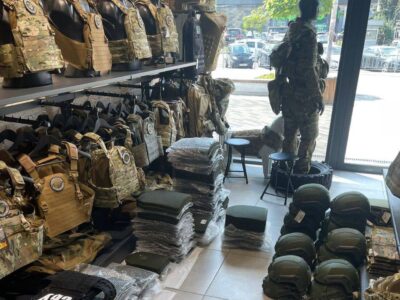 Підприємця підозрюють у тому, що він не довіз шоломи та плити для бронежилетів до військової частини