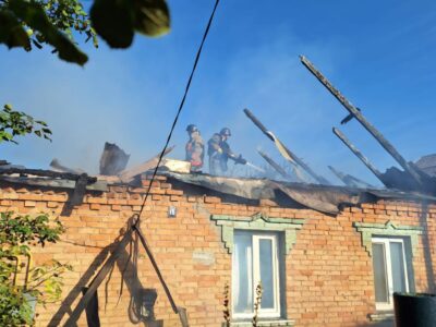 Ворог вдарив по Дніпропетровщині дроном та артилерією, пошкоджені будинки  