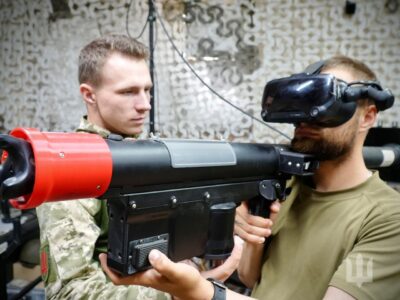У Сухопутних військах показали, як оператори ПЗРК Stinger готуються на інтерактивних тренажерах  