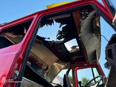 Окупанти скинули вибухівку на рятувальників, які гасили пожежу на Херсонщині  