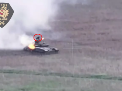 Командир танка після влучання ворожого FPV почав гасити свою машину на ходу  